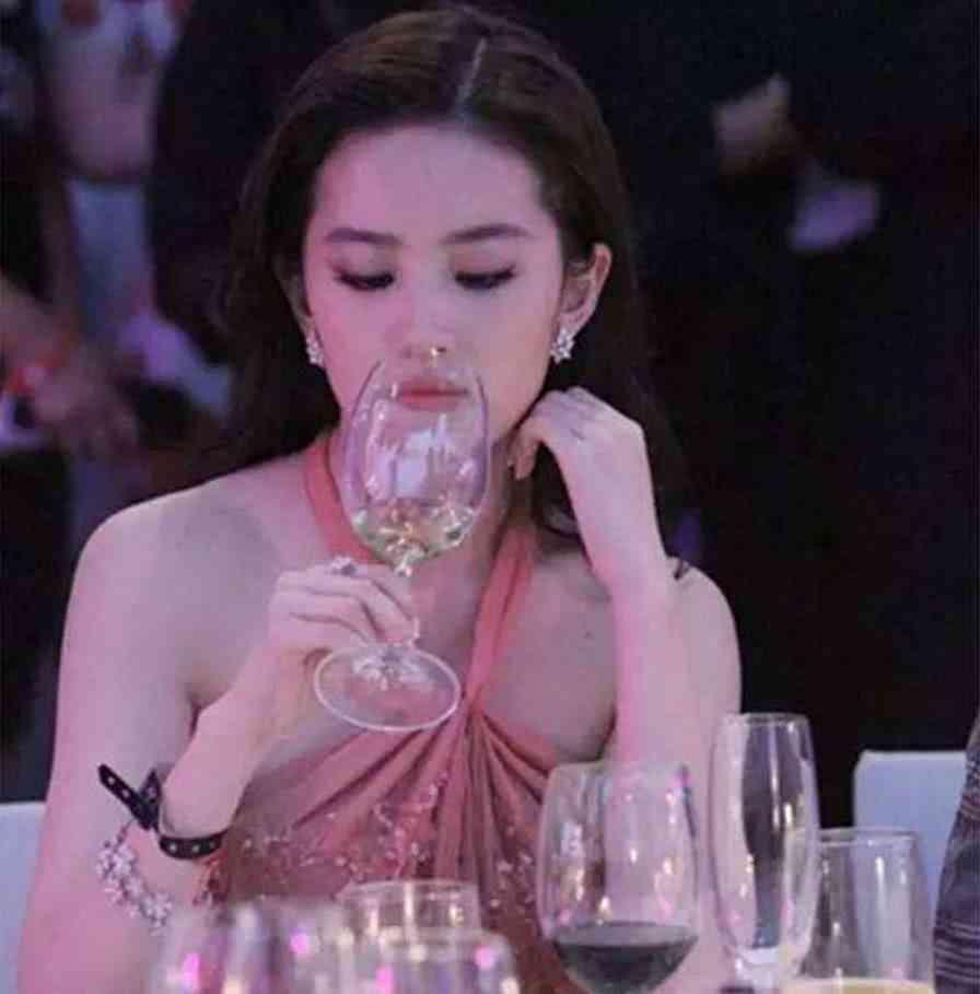 糖豆豆娱乐圈吃瓜合集,揭秘明星幕后故事,吃瓜合集大放送  第3张 糖豆豆娱乐圈吃瓜合集,揭秘明星幕后故事,吃瓜合集大放送  第3张